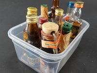 Verzameling vintage miniatuurflesjes (mignons) met diverse soorten alcoholische dranken. - afbeelding 1 van  5