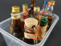 Verzameling vintage miniatuurflesjes (mignons) met diverse soorten alcoholische dranken. - afbeelding 2 van  5