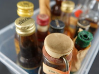 Verzameling vintage miniatuurflesjes (mignons) met diverse soorten alcoholische dranken. - afbeelding 3 van  5