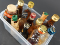 Verzameling vintage miniatuurflesjes (mignons) met diverse soorten alcoholische dranken. - afbeelding 5 van  5