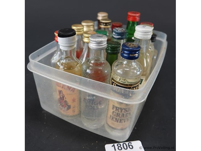 Verzameling vintage miniatuurflesjes (mignons) met diverse soorten alcoholische dranken. - afbeelding 1 van  5
