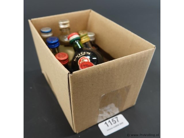 Verzameling vintage miniatuurflesjes (mignons) met diverse soorten alcoholische dranken. - afbeelding 1 van  5