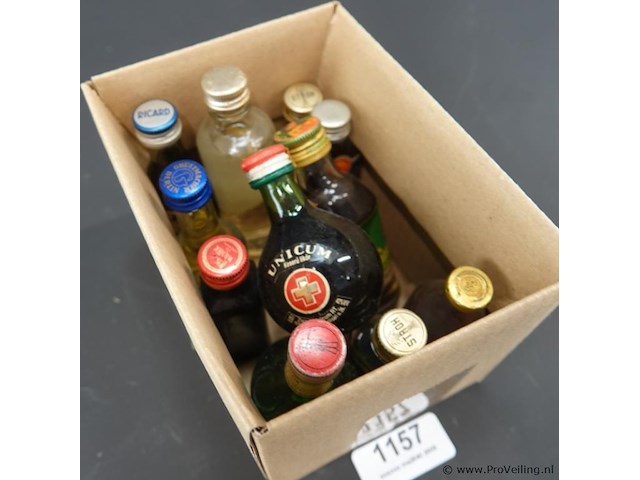 Verzameling vintage miniatuurflesjes (mignons) met diverse soorten alcoholische dranken. - afbeelding 2 van  5
