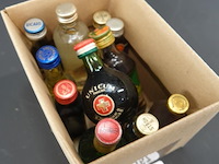 Verzameling vintage miniatuurflesjes (mignons) met diverse soorten alcoholische dranken. - afbeelding 2 van  5