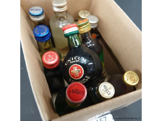 Verzameling vintage miniatuurflesjes (mignons) met diverse soorten alcoholische dranken. - afbeelding 4 van  5