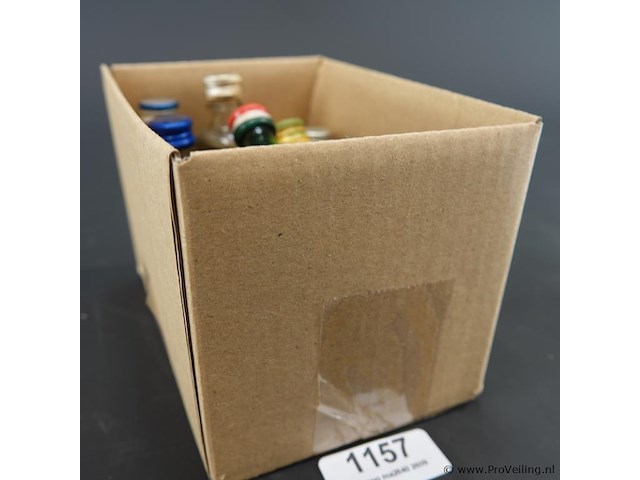 Verzameling vintage miniatuurflesjes (mignons) met diverse soorten alcoholische dranken. - afbeelding 5 van  5