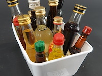 Verzameling vintage miniatuurflesjes (mignons) met diverse soorten alcoholische dranken. - afbeelding 1 van  5