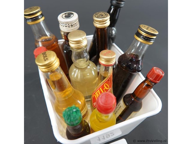 Verzameling vintage miniatuurflesjes (mignons) met diverse soorten alcoholische dranken. - afbeelding 2 van  5
