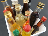 Verzameling vintage miniatuurflesjes (mignons) met diverse soorten alcoholische dranken. - afbeelding 2 van  5