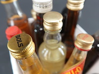 Verzameling vintage miniatuurflesjes (mignons) met diverse soorten alcoholische dranken. - afbeelding 3 van  5