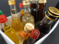 Verzameling vintage miniatuurflesjes (mignons) met diverse soorten alcoholische dranken. - afbeelding 4 van  5