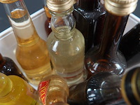 Verzameling vintage miniatuurflesjes (mignons) met diverse soorten alcoholische dranken. - afbeelding 5 van  5