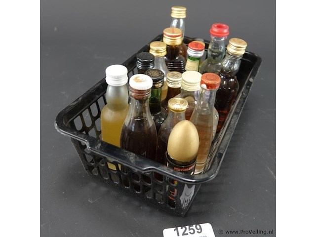Verzameling vintage miniatuurflesjes (mignons) met diverse soorten alcoholische dranken. - afbeelding 1 van  5