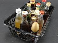 Verzameling vintage miniatuurflesjes (mignons) met diverse soorten alcoholische dranken. - afbeelding 1 van  5