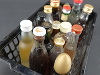 Verzameling vintage miniatuurflesjes (mignons) met diverse soorten alcoholische dranken. - afbeelding 2 van  5