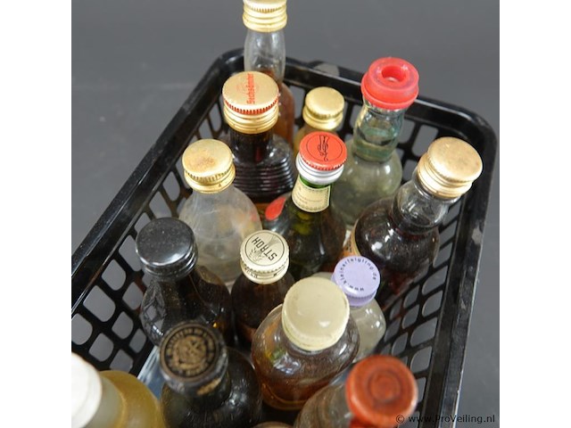 Verzameling vintage miniatuurflesjes (mignons) met diverse soorten alcoholische dranken. - afbeelding 3 van  5