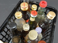 Verzameling vintage miniatuurflesjes (mignons) met diverse soorten alcoholische dranken. - afbeelding 3 van  5