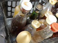 Verzameling vintage miniatuurflesjes (mignons) met diverse soorten alcoholische dranken. - afbeelding 4 van  5