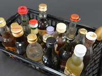 Verzameling vintage miniatuurflesjes (mignons) met diverse soorten alcoholische dranken. - afbeelding 5 van  5