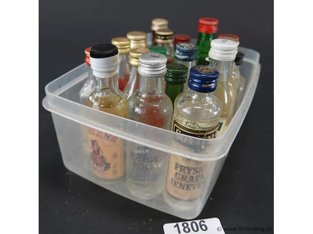 Verzameling vintage miniatuurflesjes (mignons) met diverse soorten alcoholische dranken. - afbeelding 1 van  6