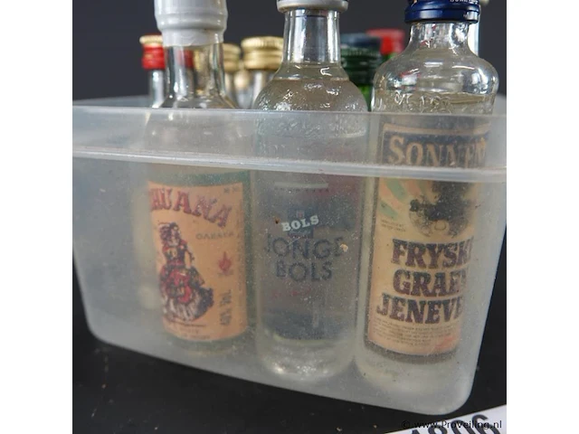 Verzameling vintage miniatuurflesjes (mignons) met diverse soorten alcoholische dranken. - afbeelding 3 van  6