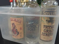 Verzameling vintage miniatuurflesjes (mignons) met diverse soorten alcoholische dranken. - afbeelding 3 van  6