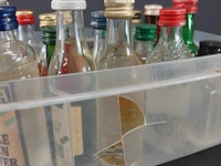 Verzameling vintage miniatuurflesjes (mignons) met diverse soorten alcoholische dranken. - afbeelding 4 van  6