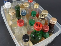 Verzameling vintage miniatuurflesjes (mignons) met diverse soorten alcoholische dranken. - afbeelding 5 van  6