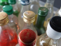 Verzameling vintage miniatuurflesjes (mignons) met diverse soorten alcoholische dranken. - afbeelding 6 van  6