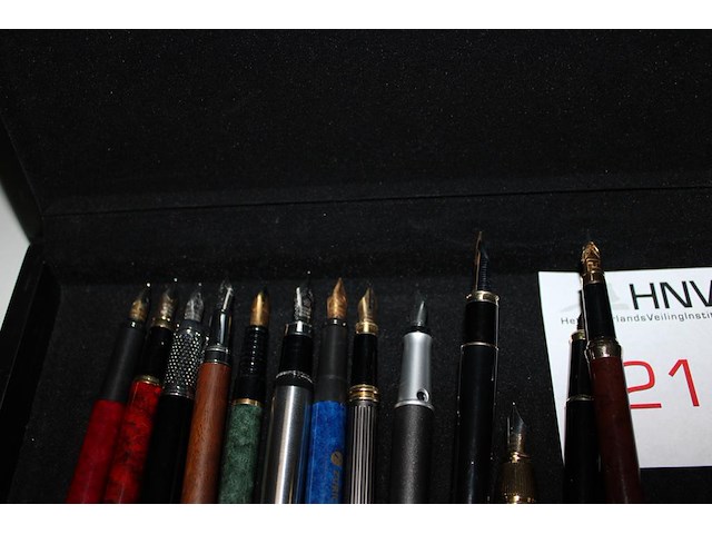 Verzameling vulpennen. 12 stuks diverse merken in koffer. - afbeelding 3 van  3