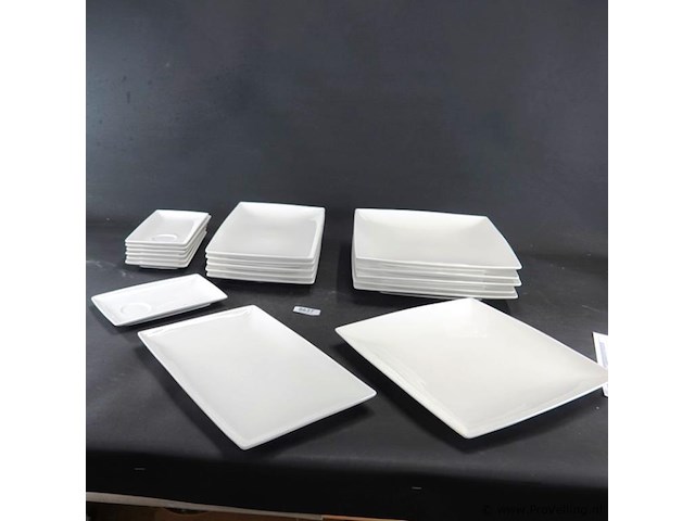 Verzameling witte, vierkante en rechthoekige serviesdelen - afbeelding 1 van  4