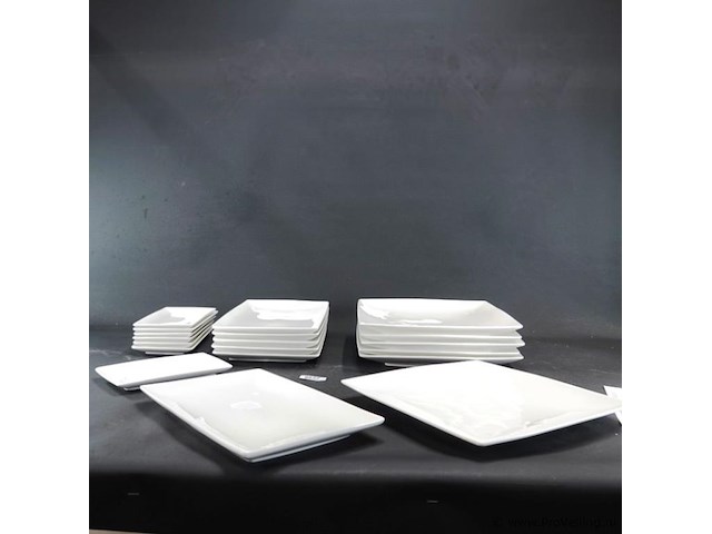 Verzameling witte, vierkante en rechthoekige serviesdelen - afbeelding 2 van  4