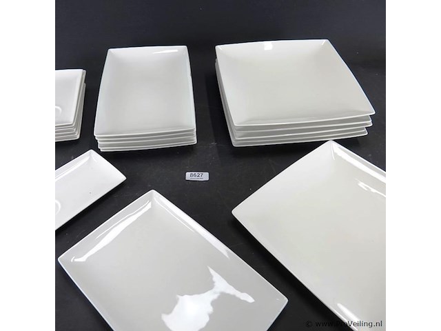 Verzameling witte, vierkante en rechthoekige serviesdelen - afbeelding 3 van  4