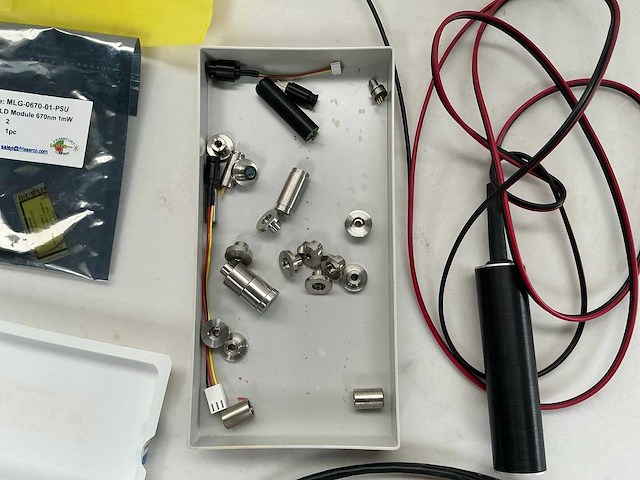 Verzamelkavel van laboratoriumapparatuur, lenzen, sensoren, electrionica en lasers - afbeelding 79 van  88