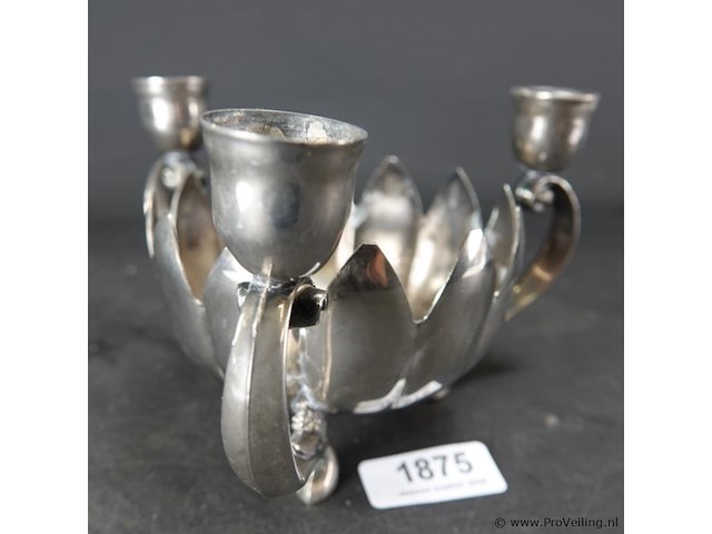 Verzilverde schaal met kandelaars - afbeelding 1 van  5