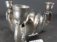 Verzilverde schaal met kandelaars - afbeelding 1 van  5