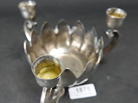 Verzilverde schaal met kandelaars - afbeelding 2 van  5