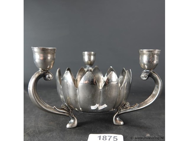 Verzilverde schaal met kandelaars - afbeelding 3 van  5