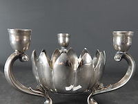 Verzilverde schaal met kandelaars - afbeelding 3 van  5