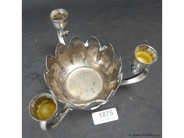 Verzilverde schaal met kandelaars - afbeelding 4 van  5