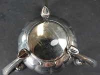 Verzilverde schaal met kandelaars - afbeelding 5 van  5