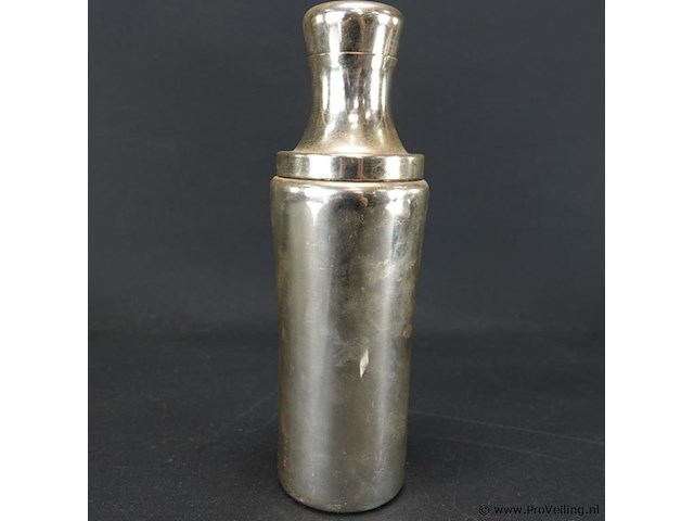 Verzilverde vintage cocktailshaker in art deco-stijl. - afbeelding 2 van  5
