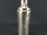 Verzilverde vintage cocktailshaker in art deco-stijl. - afbeelding 2 van  5