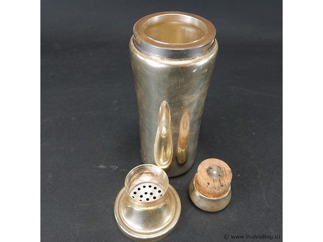 Verzilverde vintage cocktailshaker in art deco-stijl. - afbeelding 3 van  5