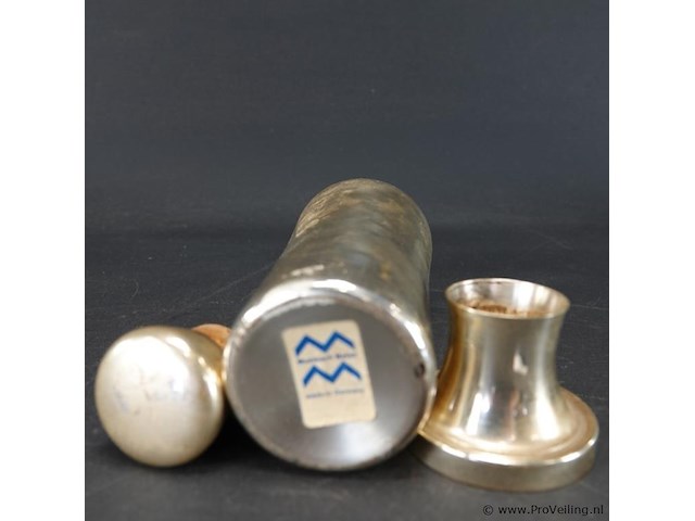 Verzilverde vintage cocktailshaker in art deco-stijl. - afbeelding 5 van  5
