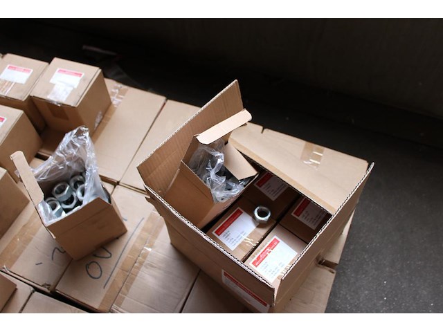 Verzinkte moeren m20 en m24, totaal ruim 3500 stuks op pallet. - afbeelding 1 van  3