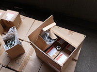 Verzinkte moeren m20 en m24, totaal ruim 3500 stuks op pallet.