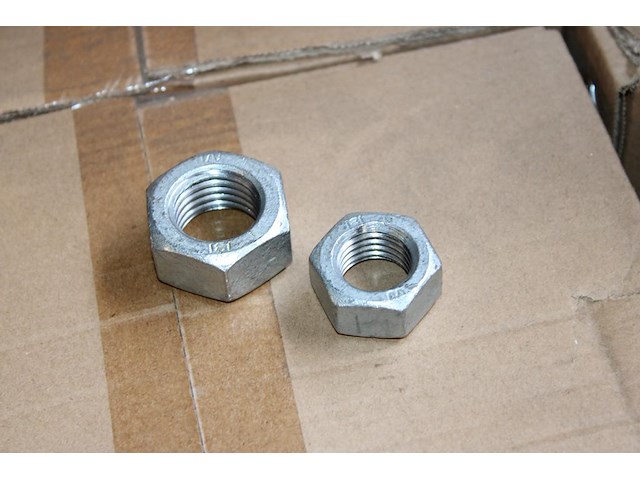 Verzinkte moeren m20 en m24, totaal ruim 3500 stuks op pallet. - afbeelding 2 van  3