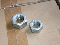 Verzinkte moeren m20 en m24, totaal ruim 3500 stuks op pallet. - afbeelding 2 van  3