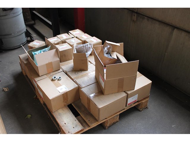 Verzinkte moeren m20 en m24, totaal ruim 3500 stuks op pallet. - afbeelding 3 van  3